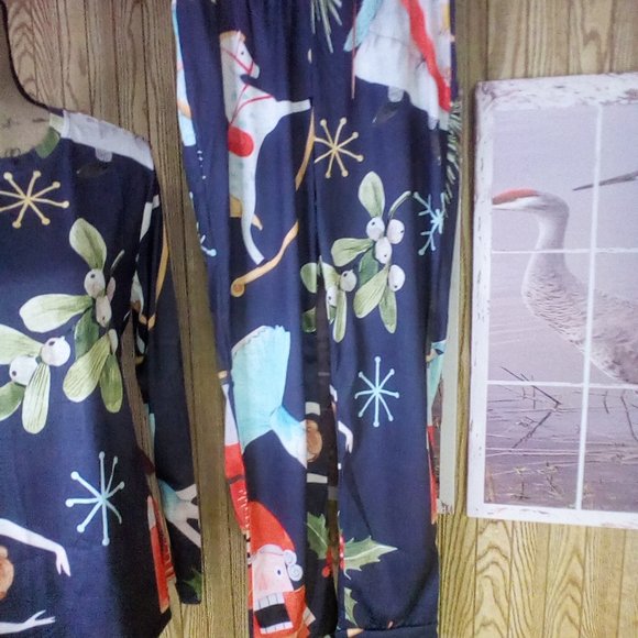 womens christmas mistletoe and nut cracker print pajama set - Picture 3 of 8